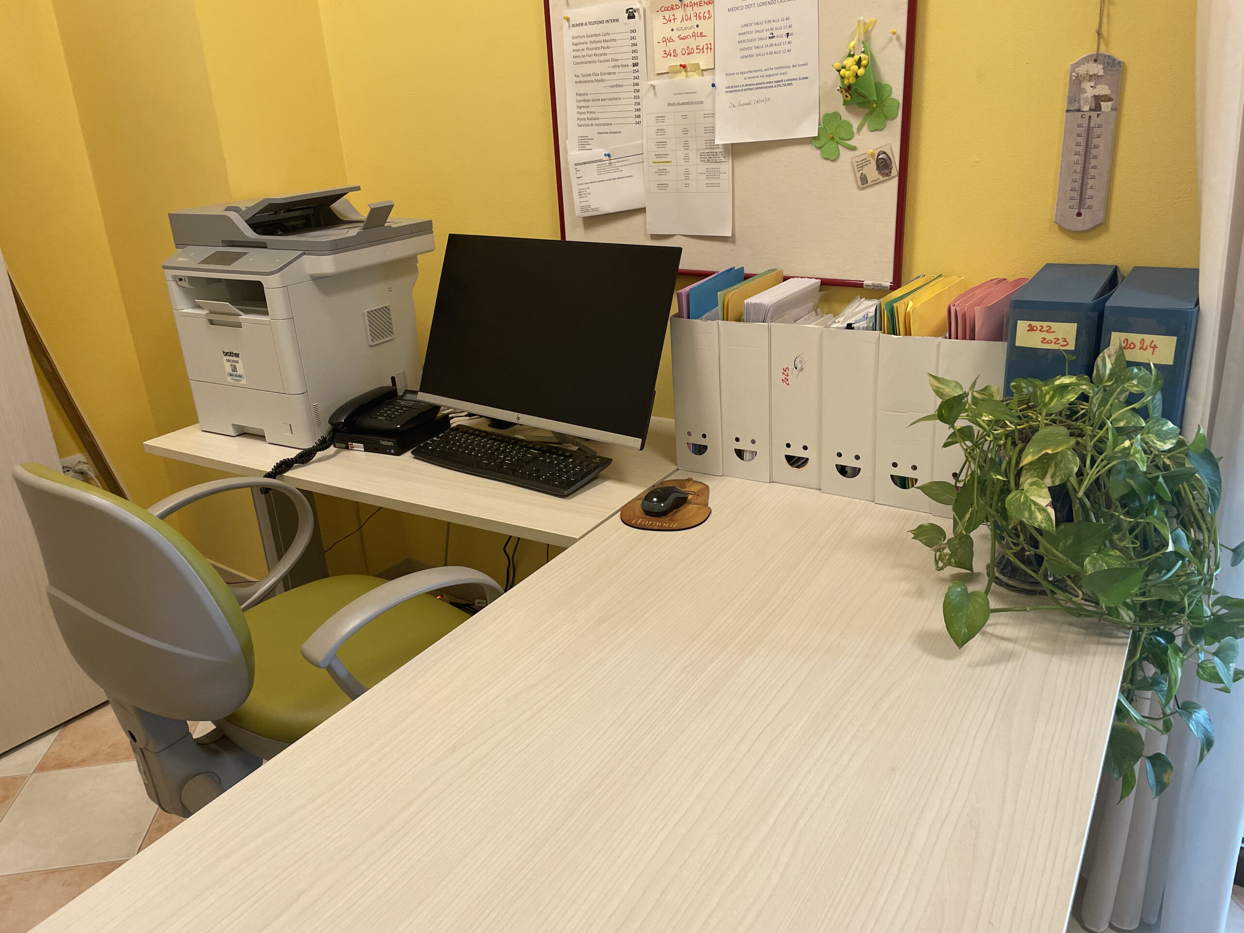 Scrivania con computer e documenti