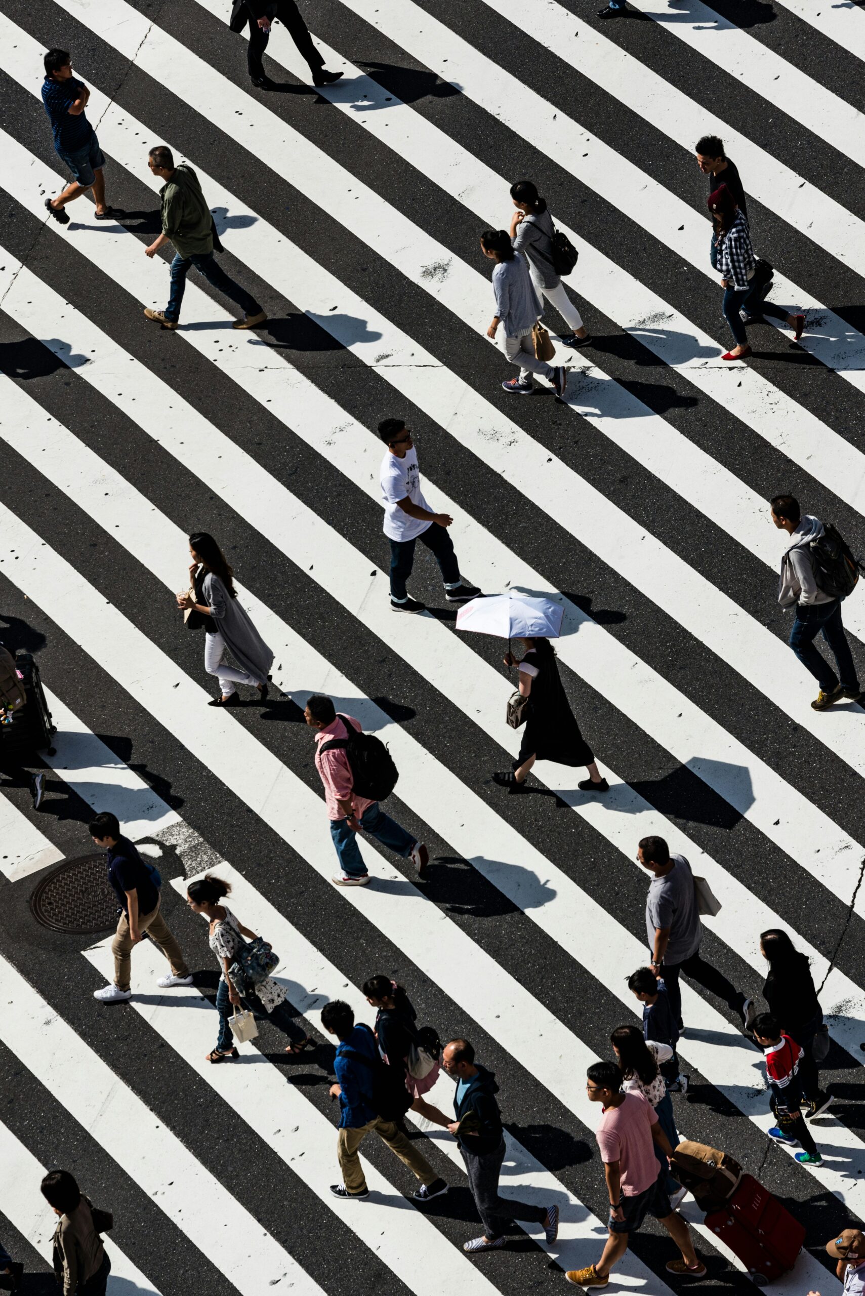 Persone che attraversano la strada